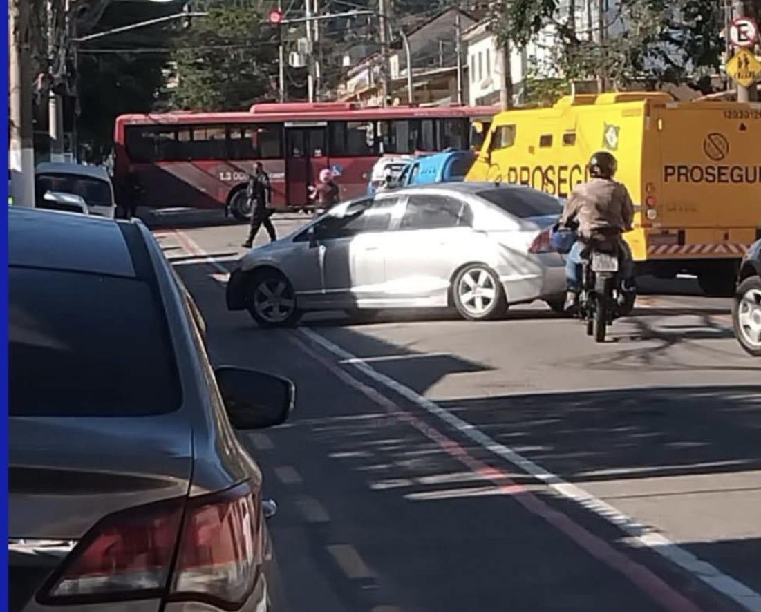 Mais uma tarde de violência em Niterói: traficantes atravessam ônibus na Avenida João Brasil e bloqueiam trânsito em frente à comunidade de Nova Brasília