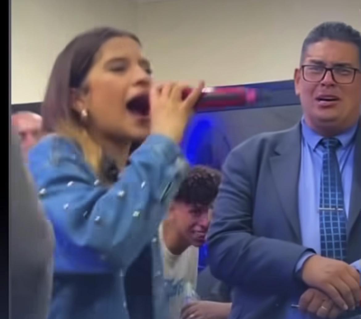 Polêmica no altar: Pastor retira microfone de jovem após louvor e divide opiniões na internet