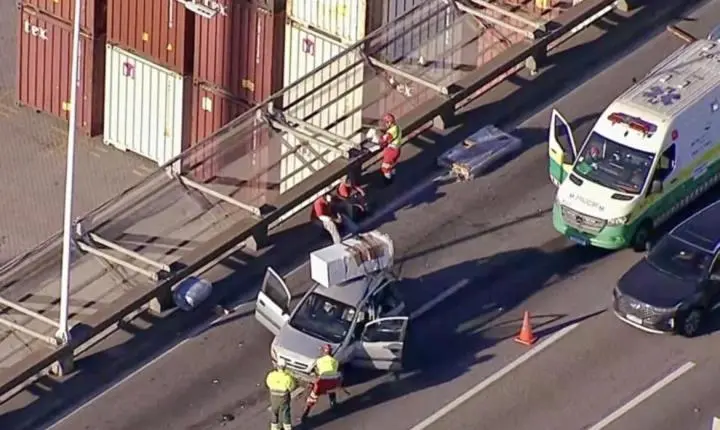 Carro com geladeira no teto se envolve em acidente e causa grande congestionamento na Ponte Rio-Niterói
