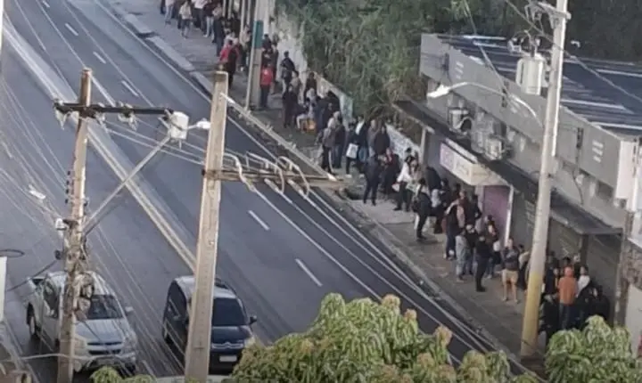 Noite ao Relento: Trabalhadores enfrentam chuva, frio e fila quilométrica no SECGAL em São Gonçalo