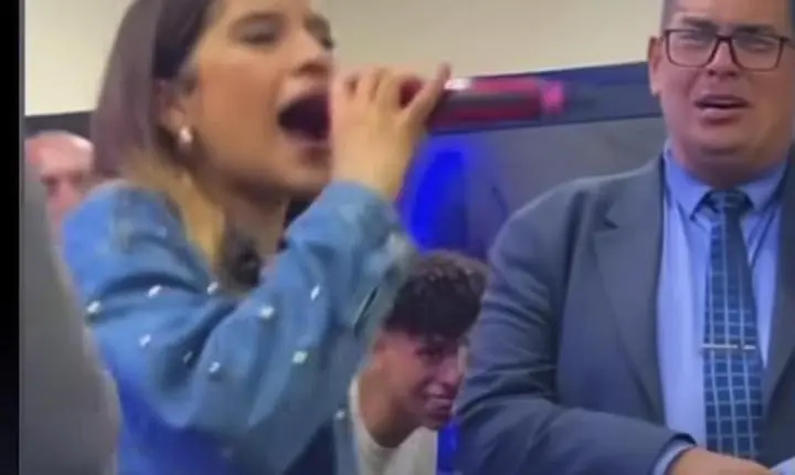 Polêmica no altar: Pastor retira microfone de jovem após louvor e divide opiniões na internet